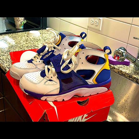 Nike - Picture 2 of 3